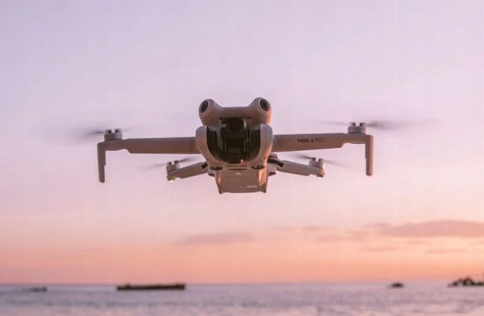 DRON DJI MINI 4 PRO 249 G 4K/100FPS 2590 MAH RC-N2 4000 M Rodzaj napędu elektryczny